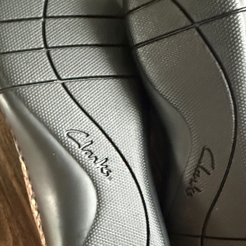 Clarks Women’s Snakeskin Embossed Slip-On Loafers NWOT 7 - Picture 7 of 8